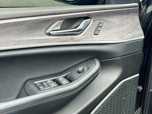 Used 2024 Jeep Grand Cherokee Limited w/ Black Appearance Package image 8