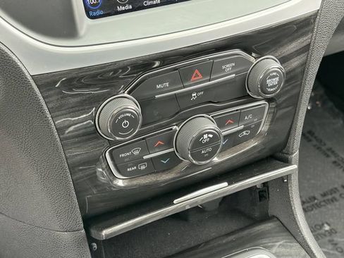 Used 2019 Chrysler 300 Touring w/ Chrome Appearance Package RWD image 29