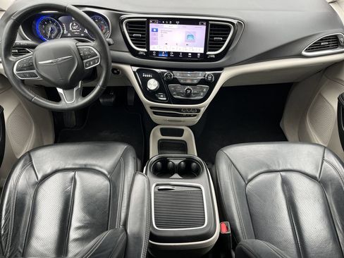 Used 2022 Chrysler Pacifica Touring-L image 2