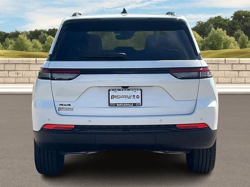 New 2025 Jeep Grand Cherokee Altitude image 4