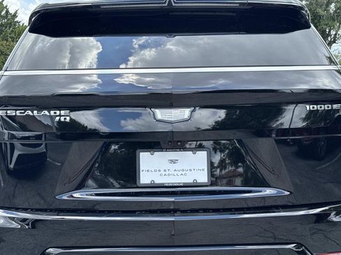 Certified 2025 Cadillac Escalade IQ Luxury 2 w/ LPO, Premium Carpet Package AWD/4WD image 10