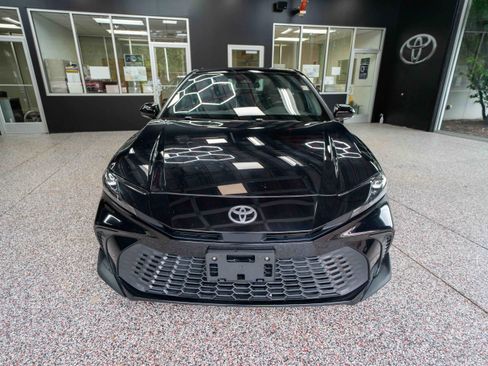Used 2025 Toyota Camry SE FWD image 5