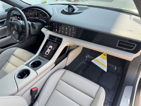 New 2025 Porsche Taycan image 31