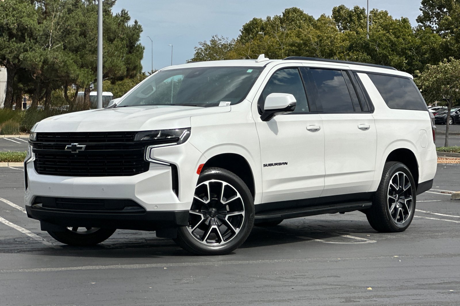 Used 2024 Chevrolet Suburban RST w/ Luxury Package AWD/4WD image 8
