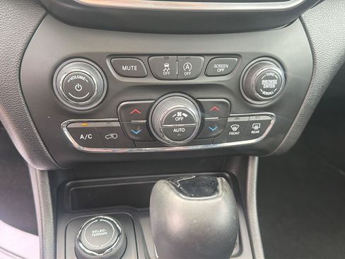 Used 2019 Jeep Cherokee Latitude Plus AWD/4WD image 25