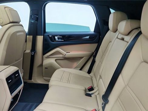 Used 2022 Porsche Cayenne image 28