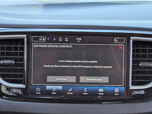 Used 2024 Chrysler Pacifica Touring-L image 19