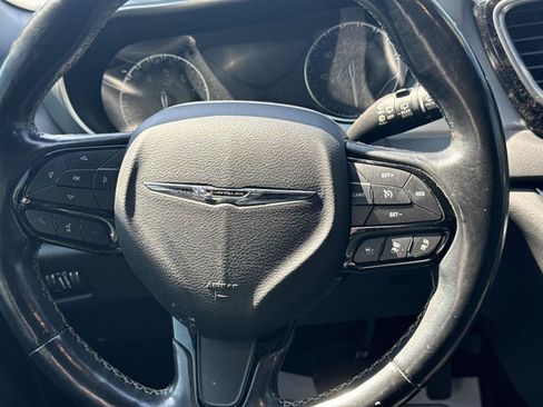 Used 2019 Chrysler Pacifica Touring-L Plus w/ Advanced Safetytec Group FWD image 11