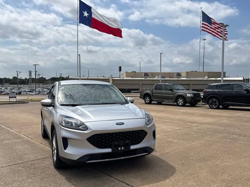 Used 2020 Ford Escape SE FWD image 2