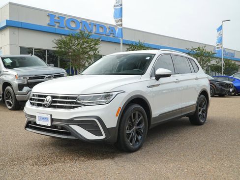 Used 2024 Volkswagen Tiguan SE image 1