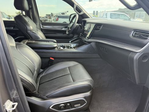 Used 2022 Jeep Wagoneer Series III w/ Flexible Seating Group AWD/4WD image 10