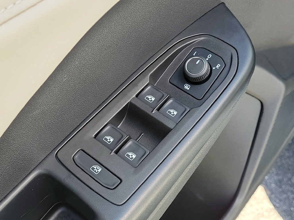 Used 2025 Volkswagen Taos SE w/ Panoramic Sunroof Package FWD image 19