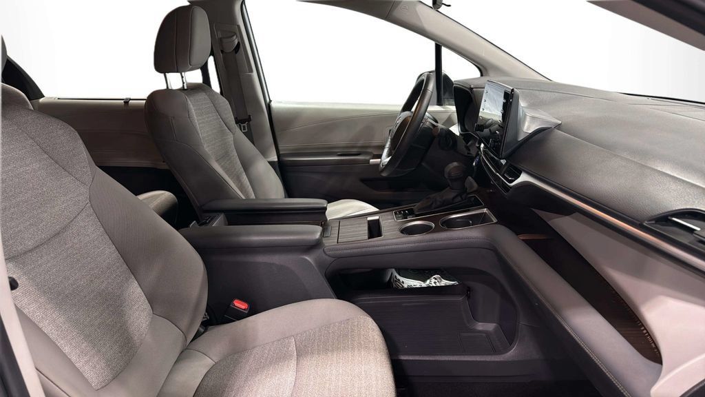 Used 2024 Toyota Sienna LE FWD image 13