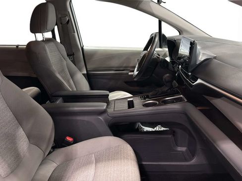 Used 2024 Toyota Sienna LE FWD image 13