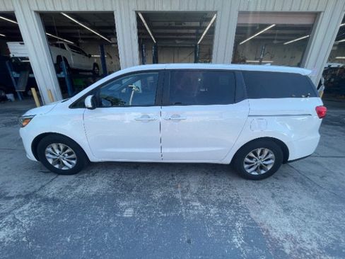 Used 2021 Kia Sedona LX FWD image 3