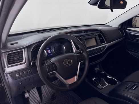 Used 2018 Toyota Highlander LE image 9