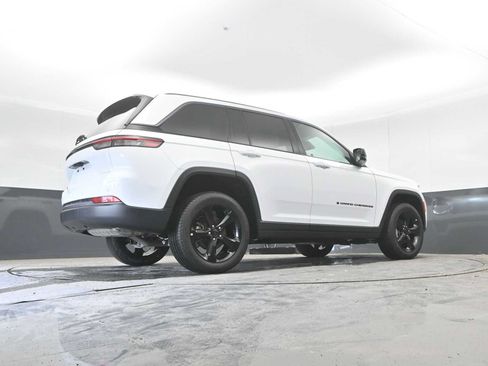 Used 2026 Jeep Grand Cherokee Limited w/ Limited Altitude Package AWD/4WD image 34