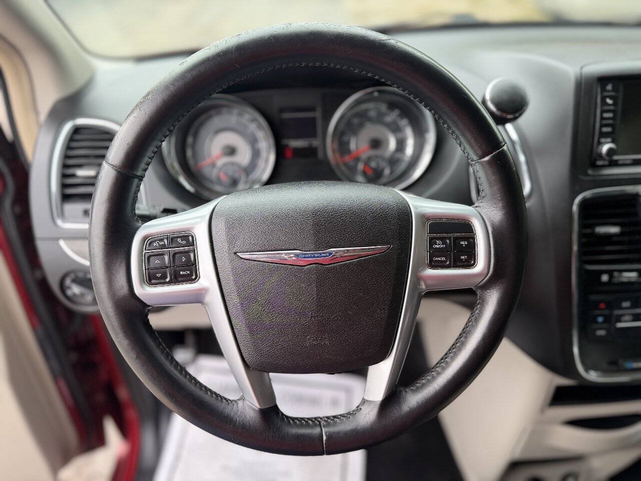 Used 2013 Chrysler Town & Country Touring FWD image 15