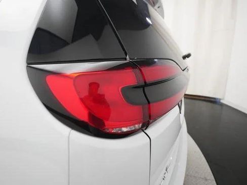 Certified 2024 Chrysler Pacifica Touring-L image 31