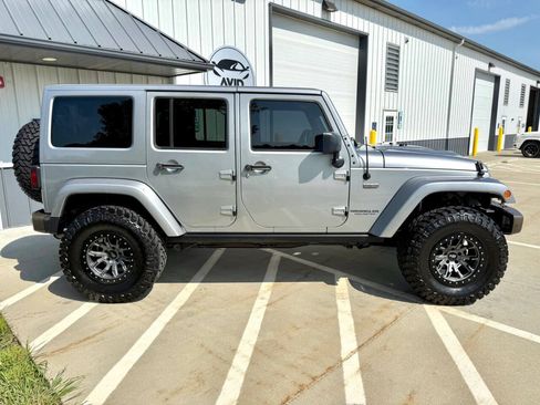Used 2016 Jeep Wrangler Unlimited Sahara AWD/4WD image 9