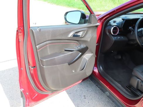 Used 2025 Chevrolet Trax RS w/ Sunroof Package FWD image 23