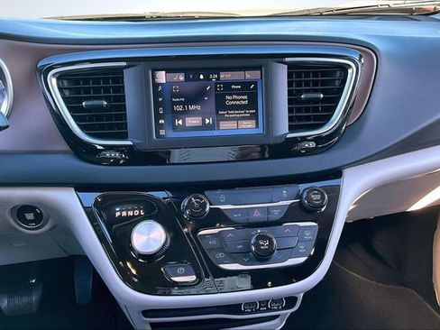 Used 2024 Chrysler Voyager LX image 10