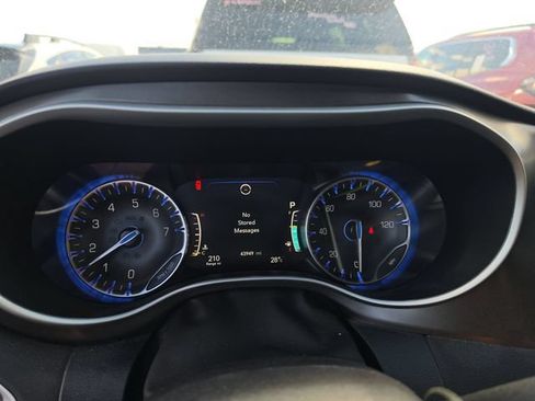 Used 2025 Chrysler Pacifica Select FWD image 11