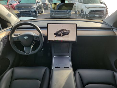 Used 2023 Tesla Model Y Long Range image 18