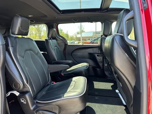 Used 2025 Chrysler Pacifica Limited FWD image 11
