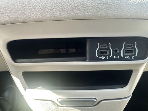 Used 2021 Chrysler Pacifica Touring-L image 31