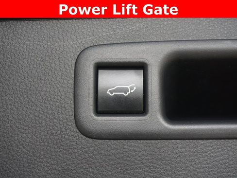Used 2023 Toyota Highlander XLE AWD/4WD image 18