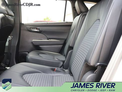 Used 2025 Toyota Highlander XSE AWD/4WD image 19