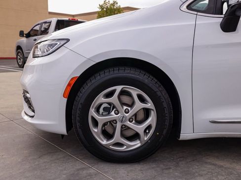 Used 2023 Chrysler Pacifica Limited image 11