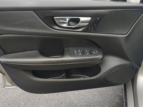 Used 2020 Volvo S60 T5 Momentum image 8