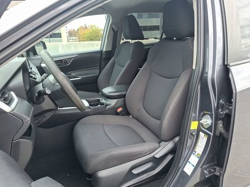 Used 2020 Toyota RAV4 LE image 5