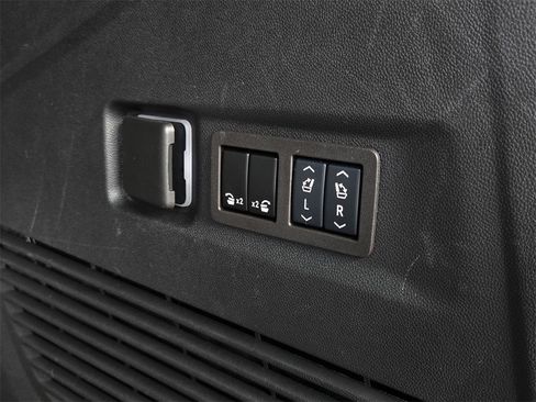 Used 2024 Chevrolet Suburban RST w/ Luxury Package image 34