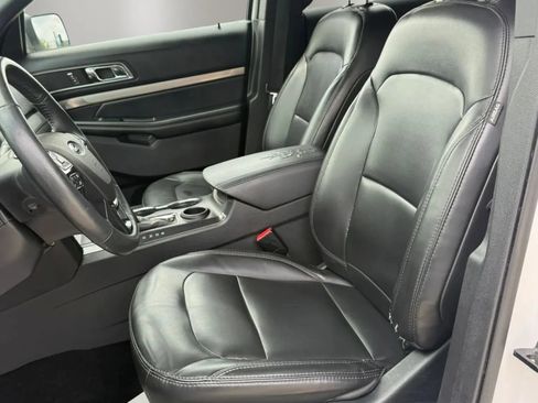 Used 2019 Ford Explorer XLT w/ Equipment Group 202A FWD image 16