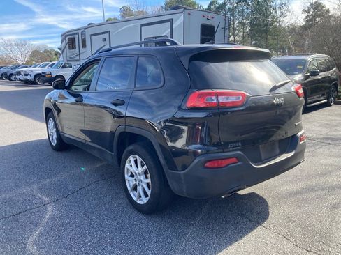 Used 2017 Jeep Cherokee Sport image 3