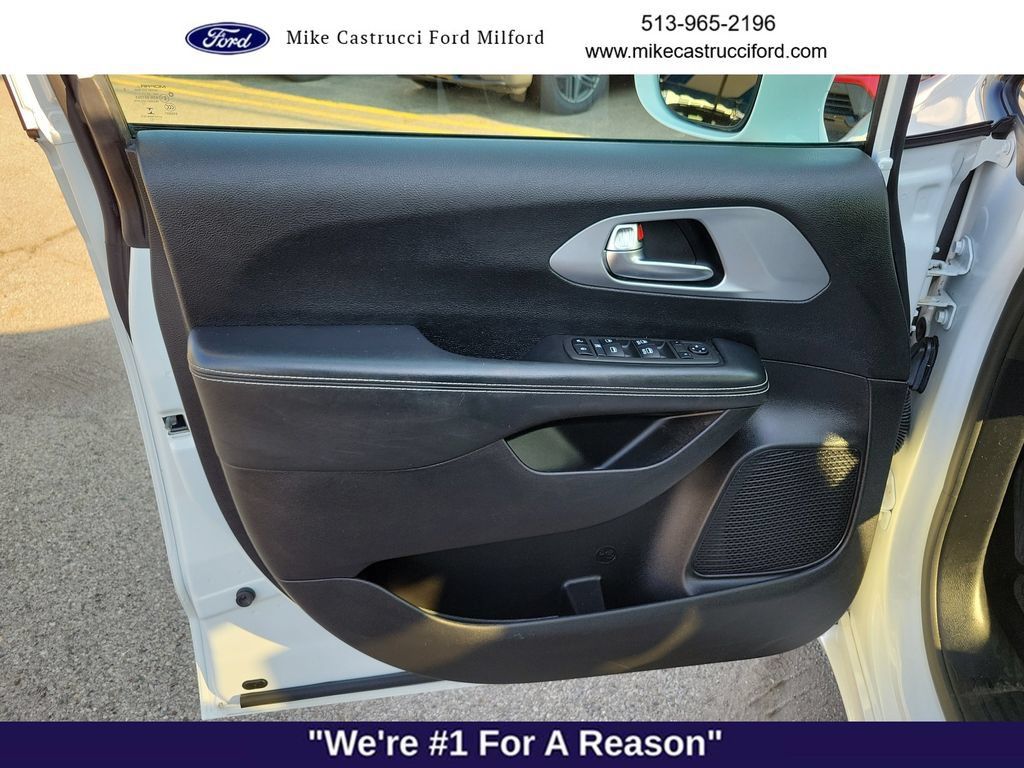 Used 2021 Chrysler Pacifica Touring w/ S Appearance Package FWD image 23