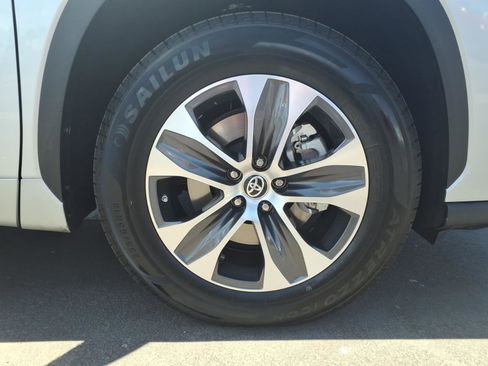 Used 2023 Toyota Highlander XLE FWD image 9