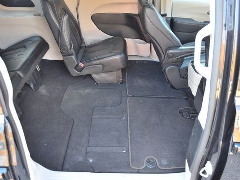 Used 2024 Chrysler Pacifica Touring-L image 35