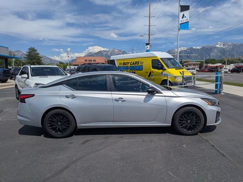 Used 2024 Nissan Altima 2.5 SV FWD image 2