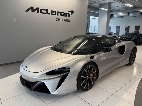 Used 2023 McLaren Artura image 9