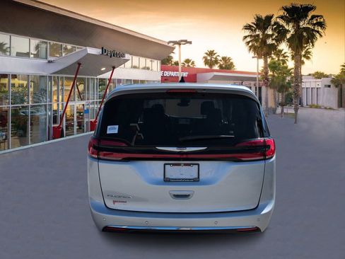 Certified 2024 Chrysler Pacifica Touring-L image 4