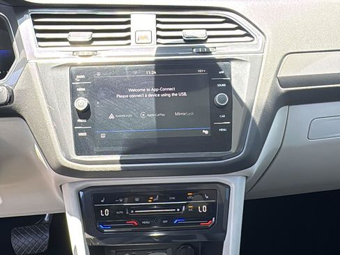 Used 2023 Volkswagen Tiguan SE w/ Panoramic Sunroof Package FWD image 15