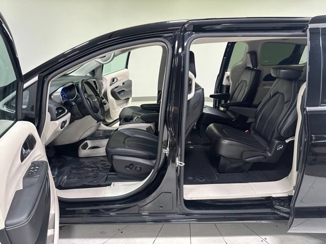 Used 2024 Chrysler Pacifica Touring-L FWD image 9
