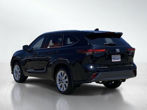Used 2024 Toyota Highlander Limited AWD/4WD image 4