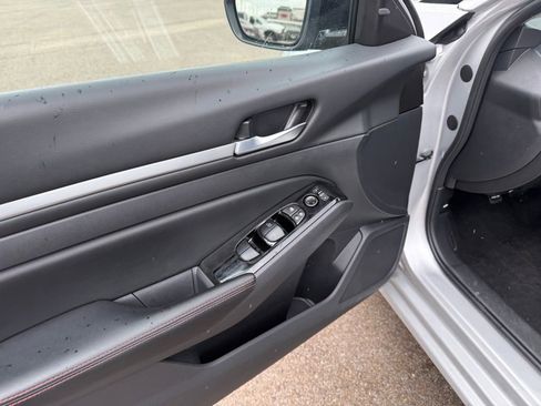 Used 2025 Nissan Altima 2.5 SR image 9