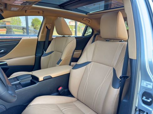 Used 2022 Lexus ES 350 Ultra Luxury w/ Accessory Package 2 image 44