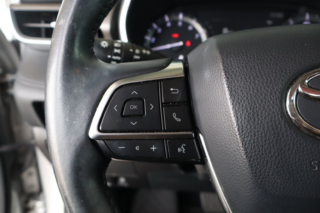 Used 2020 Toyota Highlander XLE AWD/4WD image 19